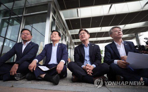 수원지검 앞에서 농성하는 민주당 의원들. 연합뉴스